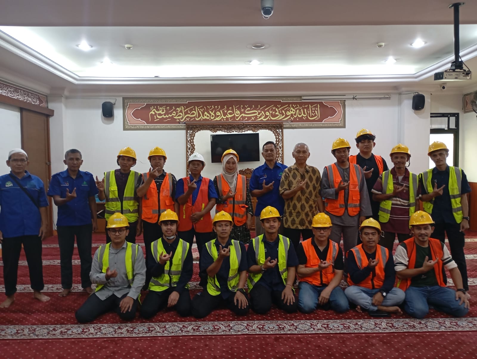 Kegiatan Bersih-Bersih AC Masjid Abu Bakar As Shiddiq