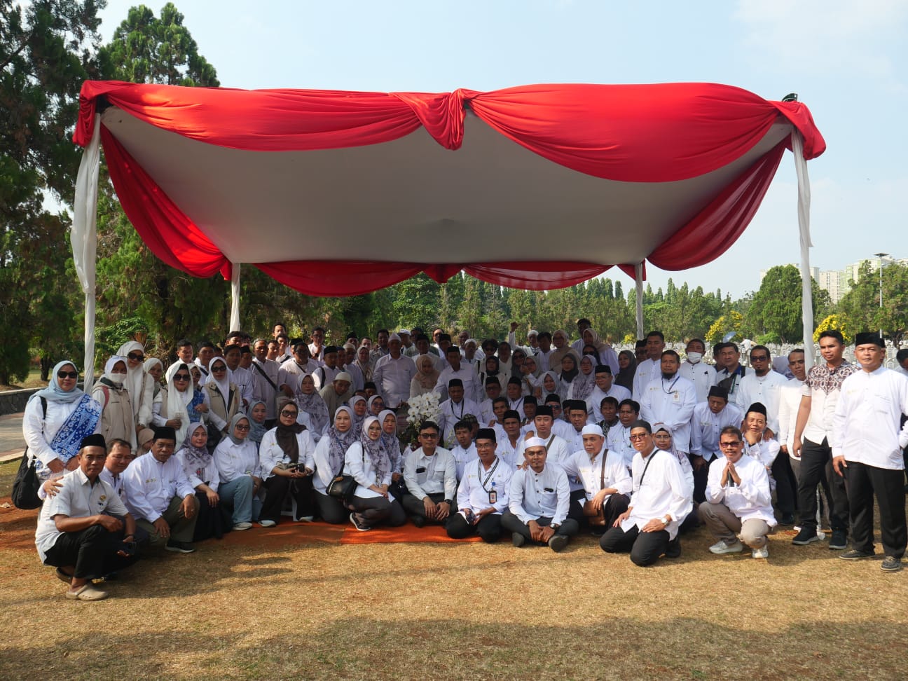 Pengurus FSPPG dan SPA-FSPPG Melakukan Ziarah Makam Almarhum Rachmat Gobel