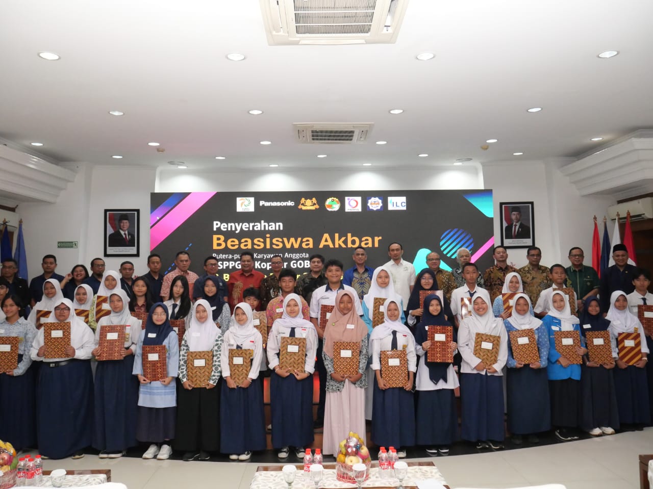 FSPPG K-Sarbumusi Menyerahkan Beasiswa untuk Anak Anggota